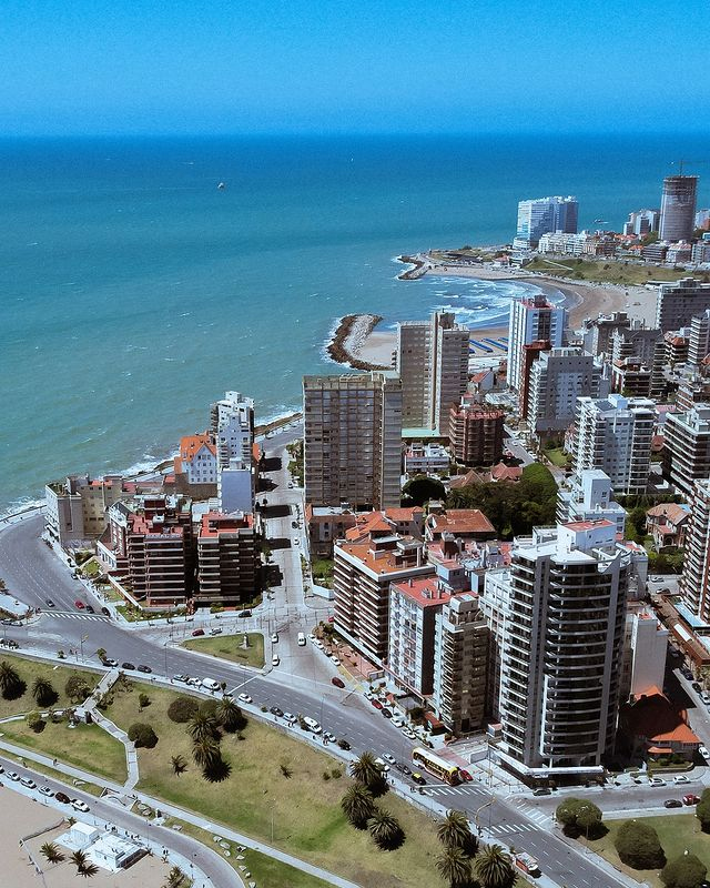 Vista aerea de la ciudad y la playa de Mar del Plata
